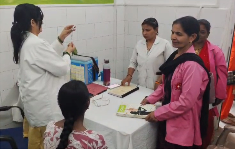 जिले में 156 किशोरियों को निःशुल्क सर्वाइकल कैंसर वैक्सीन लगी