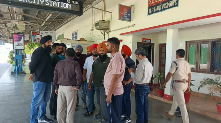 सम्पर्क क्रान्ति ट्रेन में दो लोगों से पिस्टल की नोक पर 7 लाख की लूट