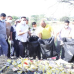 महापौर दीपक बाली हाथ में झाड़ू लिए सड़क पर उतरे