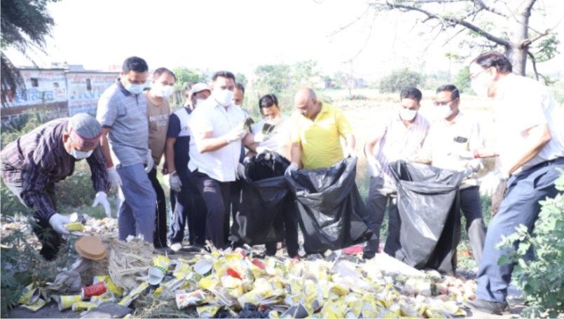 महापौर दीपक बाली हाथ में झाड़ू लिए सड़क पर उतरे