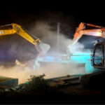 रेलवे भूमि पर बनी एक अवैध मजार पर सुबह-सुबह चला बुलडोजर