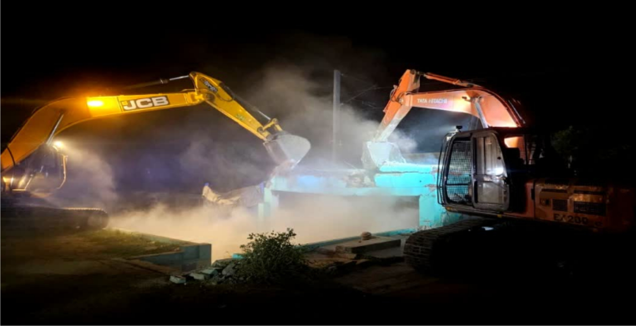 रेलवे भूमि पर बनी एक अवैध मजार पर सुबह-सुबह चला बुलडोजर