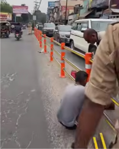 रेलवे स्टेशन से राधेश्याम बिल्डिंग तक की गयी बैरिकेडिंग