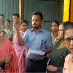 देशी-विदेशी शराब की दुकान के विरोध में स्थानीय महिलाओं का फुटा गुस्सा