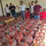 गैस सिलेंडरों की कालाबाजारी का भंडाफोड़!