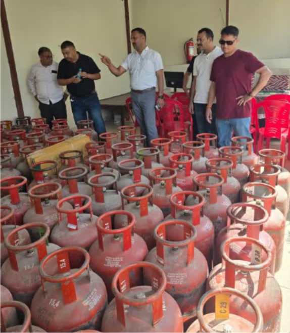 गैस सिलेंडरों की कालाबाजारी का भंडाफोड़!