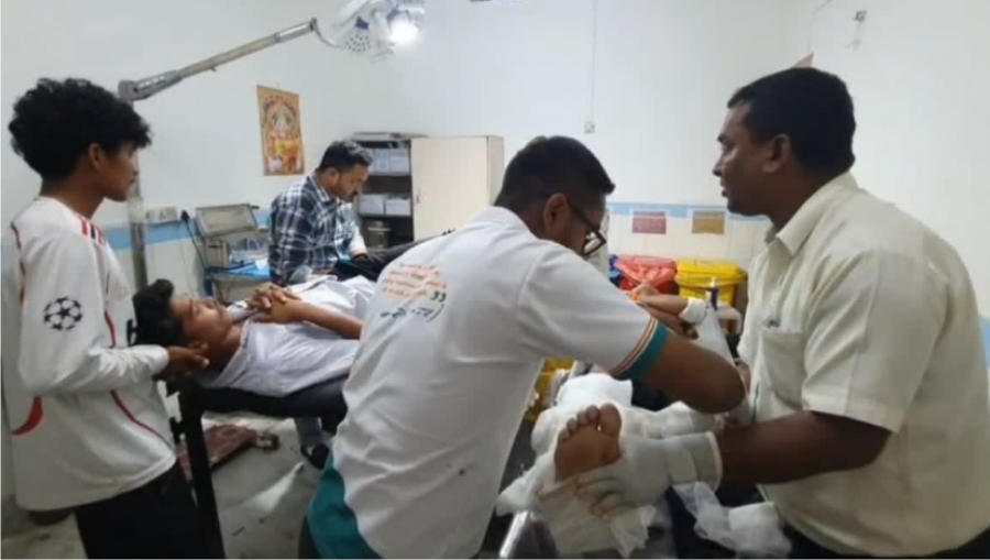 पीरूमदारा में दो बाइकों की जोरदार टक्कर तीन युवक गंभीर रूप से घायल