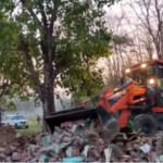 अवैध अतिक्रमण के खिलाफ कड़ी कार्रवाई करते हुए दो अवैध मजारों को किया ध्वस्त