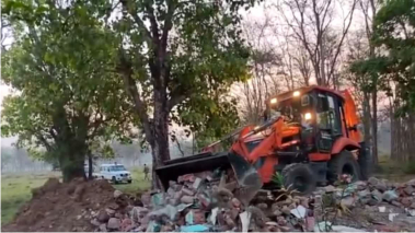 अवैध अतिक्रमण के खिलाफ कड़ी कार्रवाई करते हुए दो अवैध मजारों को किया ध्वस्त