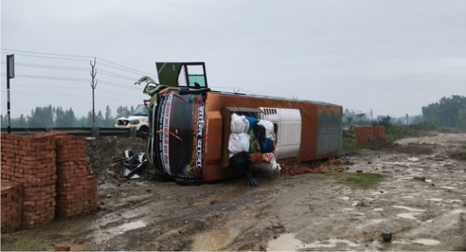 गदरपुर बाईपास पर यात्रियों से भरी डबल डेकर बस अनियंत्रित होकर पलटी, 7 यात्री घायल