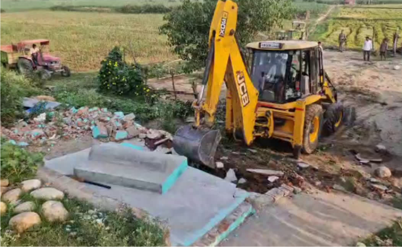 नानकमत्ता में डैम किनारे सिंचाई विभाग की भूमि पर बनी अवैध मजार हटाई गई