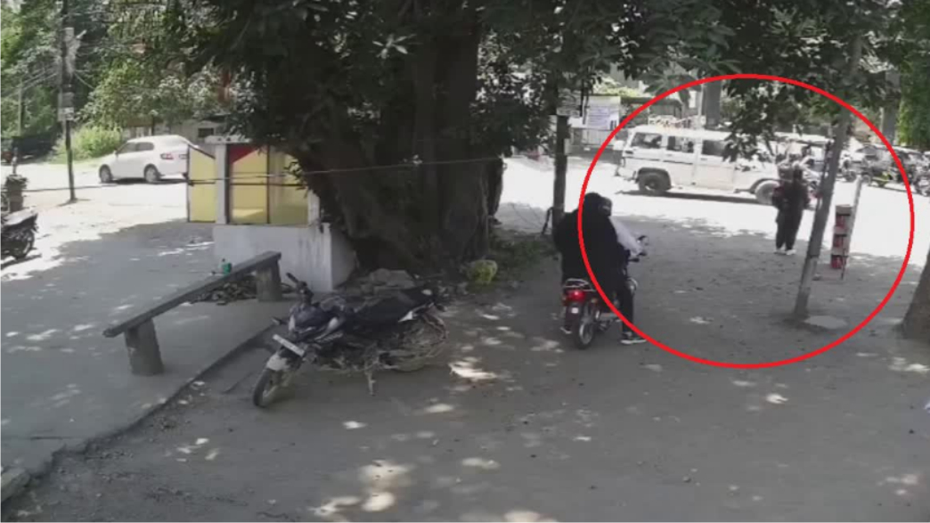 राधे हरि महाविद्यालय के सामने तेज रफ्तार स्कॉर्पियो कार ने स्कूटी सवार छात्र-छात्राओं को मारी टक्कर