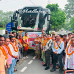 अपर जिलाधिकारी ने श्रद्धालुओं को हरी झंडी दिखाकर सोमनाथ स्वाभिमान यात्रा के लिए किया रवाना