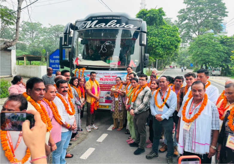 अपर जिलाधिकारी ने श्रद्धालुओं को हरी झंडी दिखाकर सोमनाथ स्वाभिमान यात्रा के लिए किया रवाना