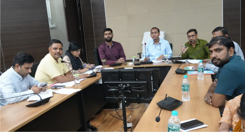 विशेष गहन पुनरीक्षण - भारत निर्वाचन आयोग की तीन सदस्य टीम ने ली जिला सभागार में रजिस्ट्रीकरण अधिकारी, बीएलओ, सुपरवाईजर के साथ बैठक