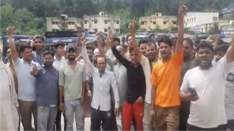 मोबाइल एप के जरिए ई-रिक्शा को हैक व बंद करके अवैध वसूली किए जाने का विरोध