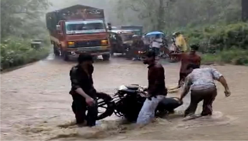 रामनगर में रिंगौड़ा का बरसाती नाला उफान पर
