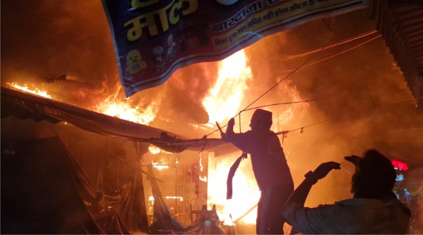 अजमेरी बाजार में आर्टिफिशियल ज्वैलरी और खिलौने की दुकानों में लगी भीषण आग