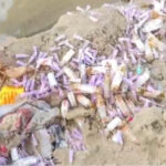 ढेला नदी पुल के नीचे दबे मिला बायोमेडिकल वेस्ट, गोरक्षा दल के अभिषेक ने की जांच की मांग