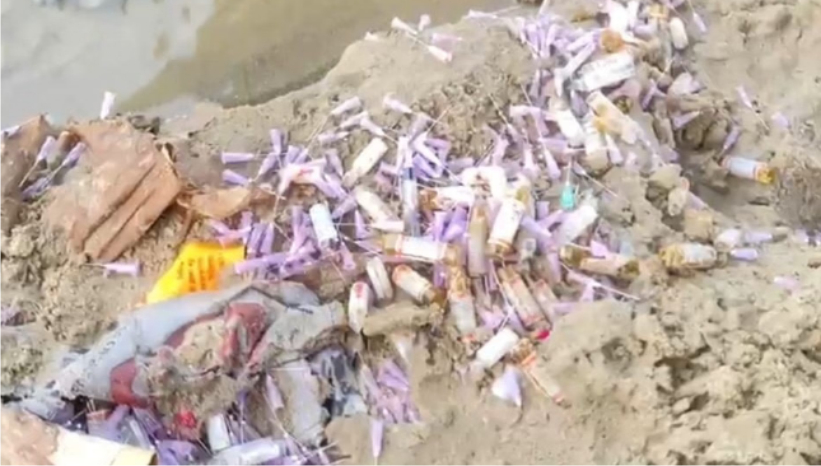 ढेला नदी पुल के नीचे दबे मिला बायोमेडिकल वेस्ट, गोरक्षा दल के अभिषेक ने की जांच की मांग