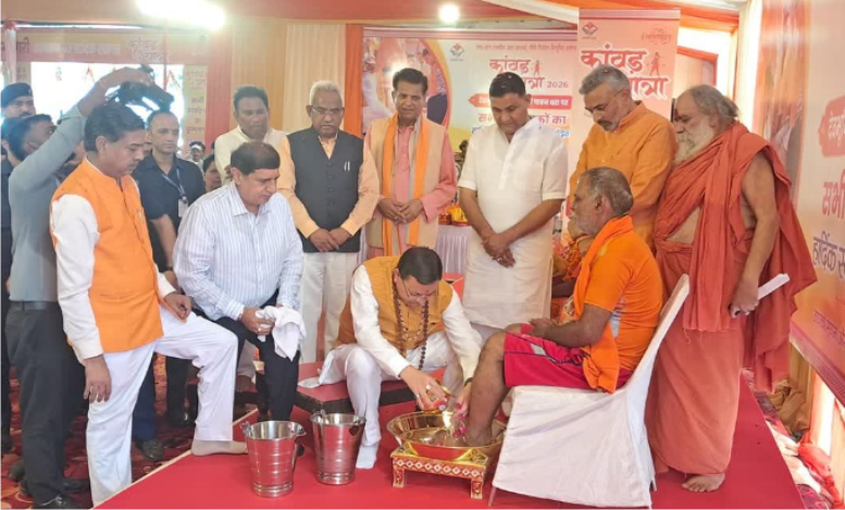 मुख्यमंत्री ने की शिवभक्त कांवड़ियों को हेलीकॉप्टर से पुष्पवर्षा