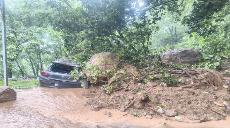 नैनीताल-काठगोदाम मार्ग पर ज्योलीकोट नर्सरी गेट के पास भूस्खलन, रास्ता बंद