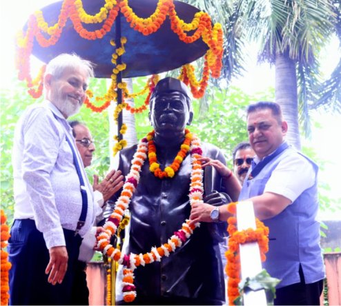 भारत रत्न पंडित गोविंद बल्लभ पंत की 139वीं जयंती पर पंत पार्क में लगी प्रतिमा पर माल्यार्पण व स्कूली बच्चों द्वारा रंगारंग सांस्कृतिक कार्यक्रम