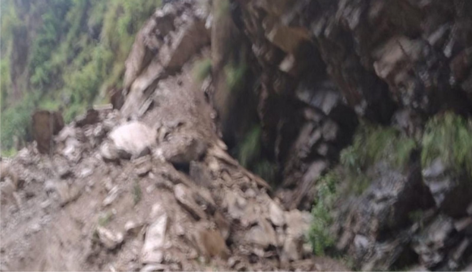 मूसलाधार बारिश के चलते भीमताल-हल्द्वानी मोटर मार्ग पर वाहनों की आवाजाही बंद