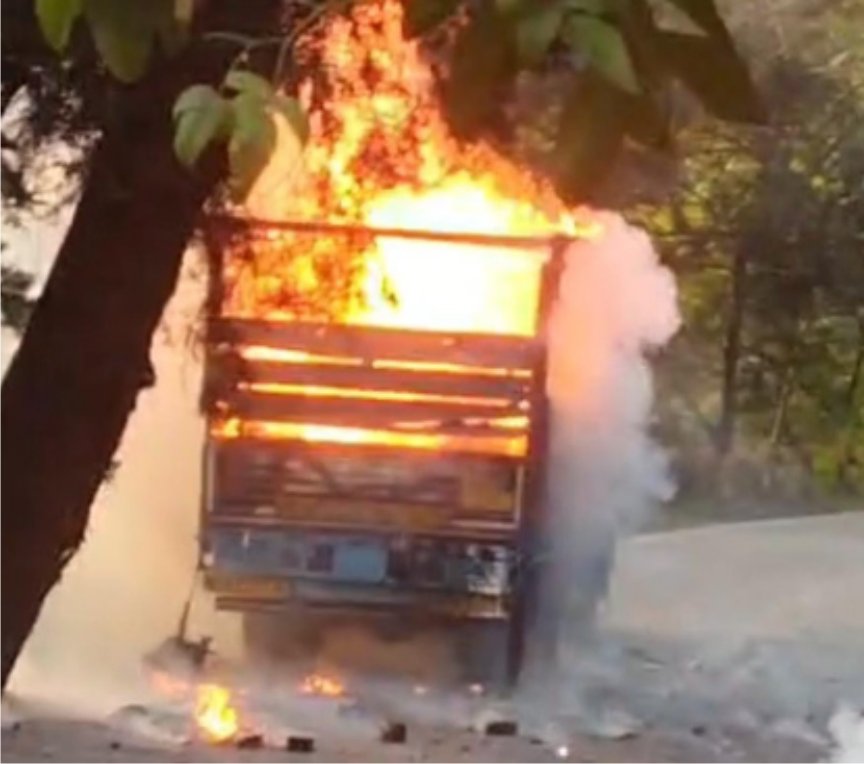 नैनीताल-काठगोदाम मार्ग पर पटाखों से भरे एक ट्रक में अचानक लगी आग
