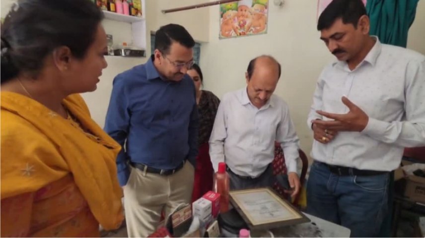 झोलाछाप डॉक्टरों के खिलाफ प्रशासन की कार्यवाही सात क्लीनिक और मेडिकल स्टोर सील