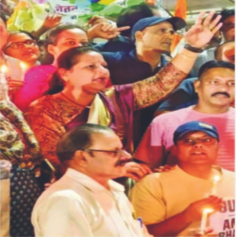 कांग्रेसी कार्यकर्ताओं ने बड़ी संख्या में एकत्रित होकर सरकार के खिलाफ निकाला कैंडल मार्च