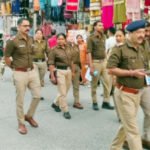 त्योहारों के दौरान बाजार में खरीदारी की भीड़ देखते हुए पुलिस टीम ने मोर्चा संभाला