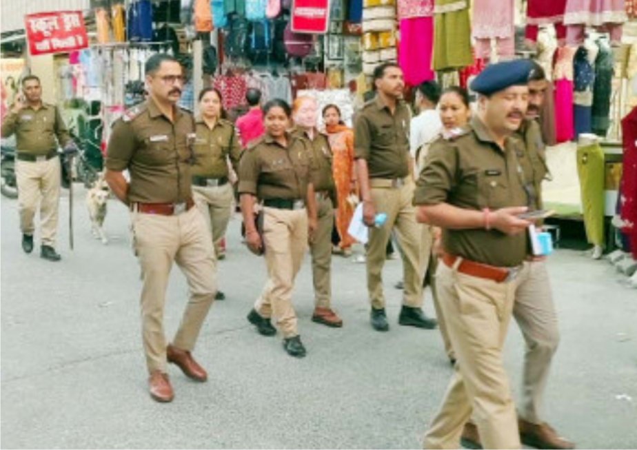 त्योहारों के दौरान बाजार में खरीदारी की भीड़ देखते हुए पुलिस टीम ने मोर्चा संभाला